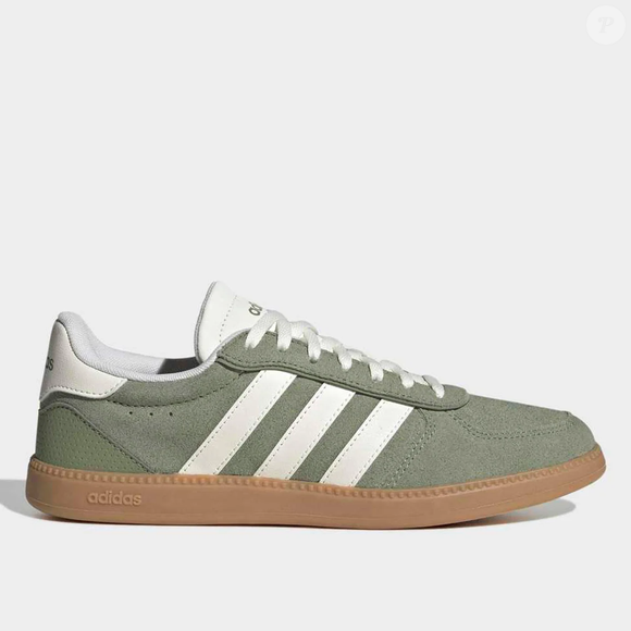 O Tênis Adidas Breaknet Sleek Suede Feminino, na cor verde, surge como uma alternativa para quem deseja renovar os looks básicos em 2026. Com uma tonalidade que acrescenta personalidade às produções, o modelo combina uma proposta casual com um visual sofisticado