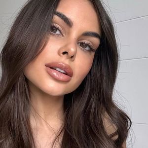 Amanda Kimberlly foi embora da festa pouco tempo depois com Gabriela Versiani, que deixou a mesa dos amigos para ficar com a modelo