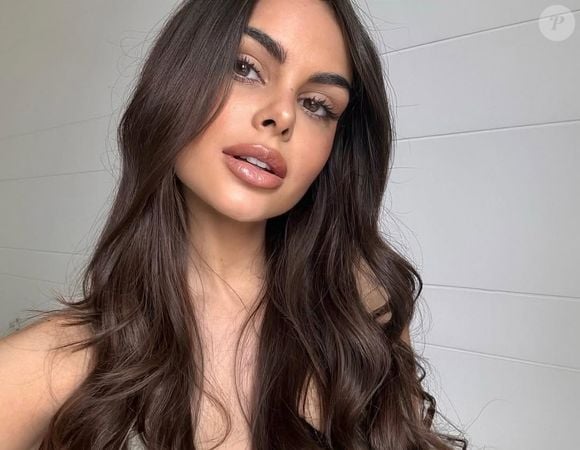 Amanda Kimberlly foi embora da festa pouco tempo depois com Gabriela Versiani, que deixou a mesa dos amigos para ficar com a modelo