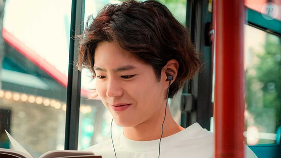 Com visual diferente, Park Bo-gum vive Kim Jin-hyuk em 'Encounter'. O personagem vive um romance durante uma viagem ao Haiti