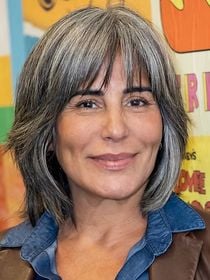 Ester Valiente, especialista em cabelos grisalhos: 'A transição para os cabelos grisalhos é um processo de autodescoberta, embora tenhamos que lidar com muitas opiniões não solicitadas'