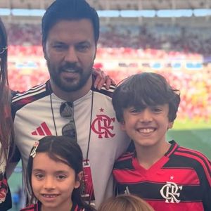 Patricia Abravanel, filhos e irmã Rebeca Abravanel surgem na torcida do Flamengo em jogo contra Corinthians e web cita Silvio Santos: 'Se revirando'
