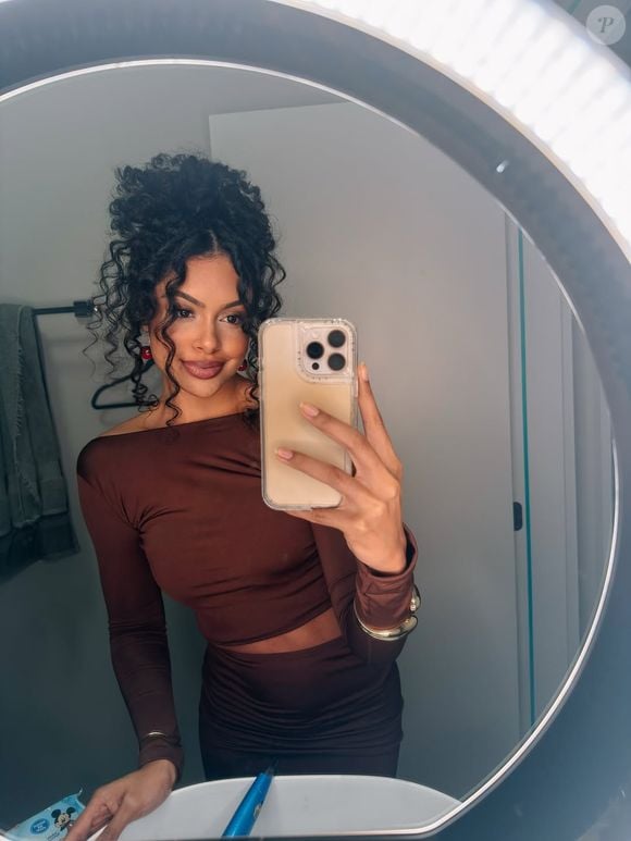 Nada melhor que um cabelo cacheado com definição: veja o que diz especialista