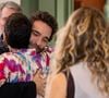 Afonso (Humberto Carrão) e Maria de Fátima (Bella Campos) chegam de viagem e são recebidos por Eugênio (Luis Salem), Heleninha (Paolla Oliveira) e Celina (Malu Galli)