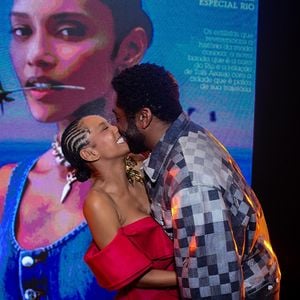 Durante a comemoração, Taís Araújo e o esposo, Lázaro Ramos, trocaram beijos.