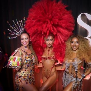 No camarote na Sapucaí,  Paolla Oliveira posou ao lado de famosas como Sabrina Sato