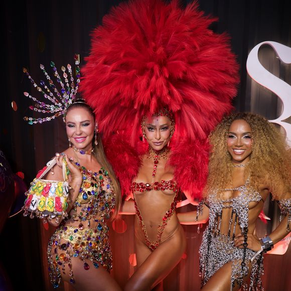 No camarote na Sapucaí,  Paolla Oliveira posou ao lado de famosas como Sabrina Sato