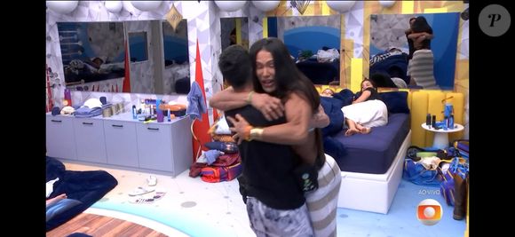 Um dos João's se mexeu para abraçar Gracyanne Barbosa, sendo xingado pelo irmão de 'burro' e 'jumento'