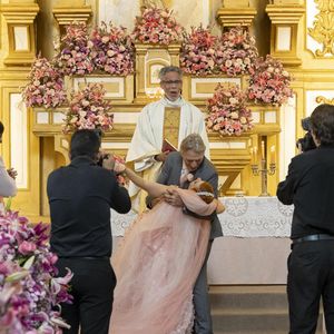 Casamento de Aldeíde (Karine Teles) e Laudelino (Herson Capri) em 'Vale Tudo' acontece na hípica.
