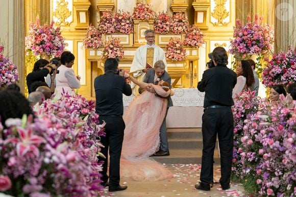 Casamento de Aldeíde (Karine Teles) e Laudelino (Herson Capri) em 'Vale Tudo' acontece na hípica.