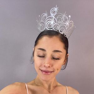 Além do corpo, o rosto de Ariana Grande também passou por uma mudança