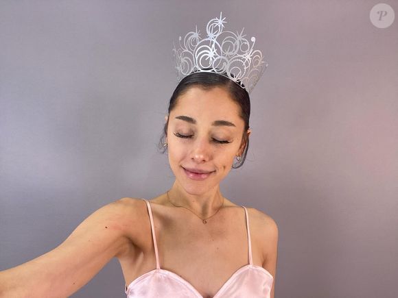 Além do corpo, o rosto de Ariana Grande também passou por uma mudança