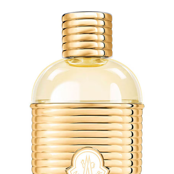 Moncler Sunrise Pour Femme (Moncler) - 100ml | R$ 1.604,00 - moderno e luminoso, ele aposta em uma composição floral amadeirada. A pêra suculenta abre a fragrância, seguida por um buquê floral delicado e finalizada com sândalo. Uma opção elegante e contemporânea, perfeita para o dia a dia com um toque de sofisticação
