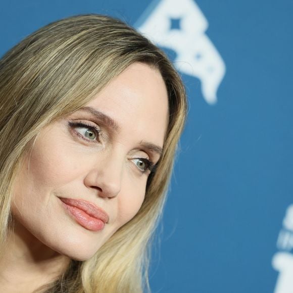 Angelina Jolie trava uma batalha judicial contra Brad Pitt desde o fim do casamento, oficializado em dezembro de 2024