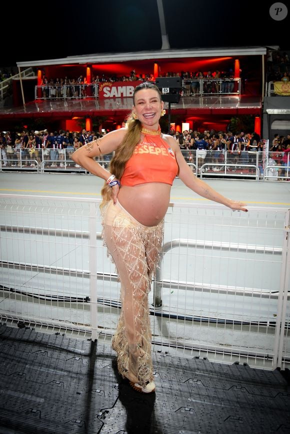 Grávida de 8 meses, Julia Foti deixou o barrigão à mostra com um look de cropped e calça semitransparente