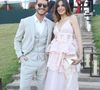 Casamento de Giovanna Lancellotti e Gabriel David: Camila Queiroz, de rosa bebê, escolheu um vestido cheio de detalhes e babados