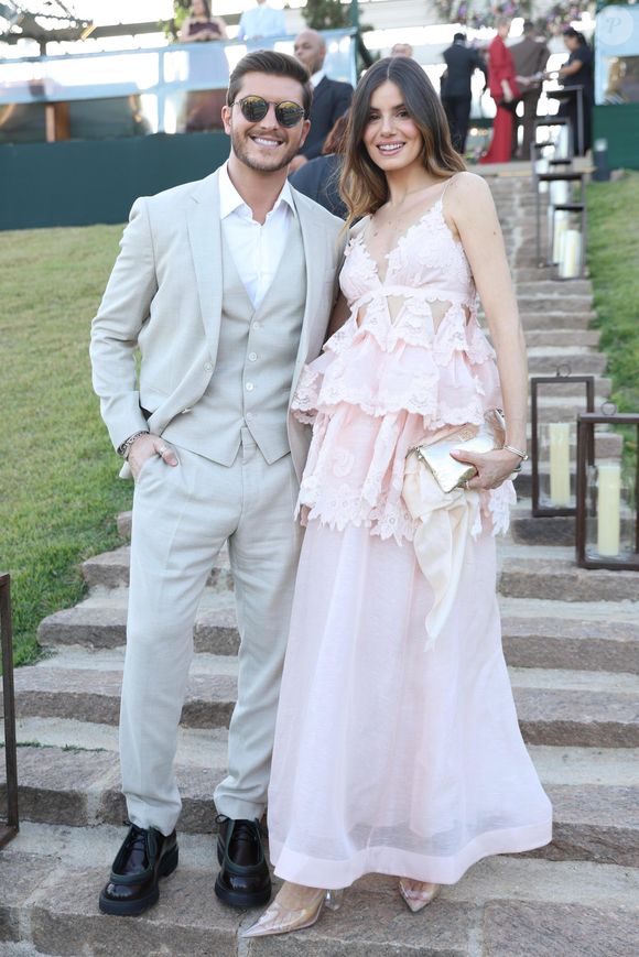 Casamento de Giovanna Lancellotti e Gabriel David: Camila Queiroz, de rosa bebê, escolheu um vestido cheio de detalhes e babados