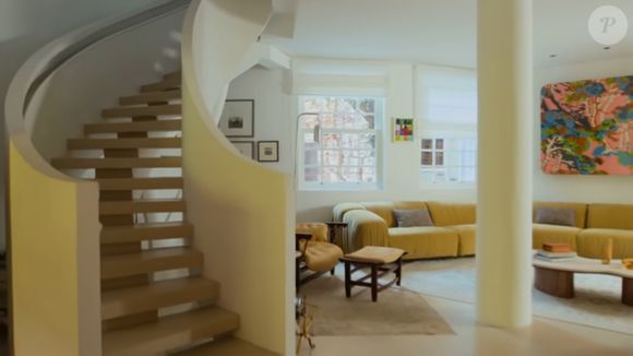 Escada na casa de Isa Scherer precisou passar por adaptação pois tinha guarda-corpo de vidro
