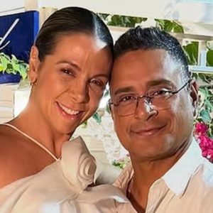 Vestido de noiva curto, moderno e romântico: look de Carla Perez em renovação de votos com Xanddy é perfeito para casamentos intimistas