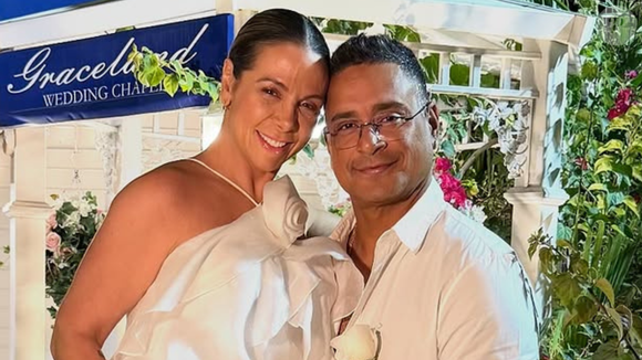 Vestido de noiva curto, moderno e romântico: look de Carla Perez em renovação de votos com Xanddy é perfeito para casamentos intimistas