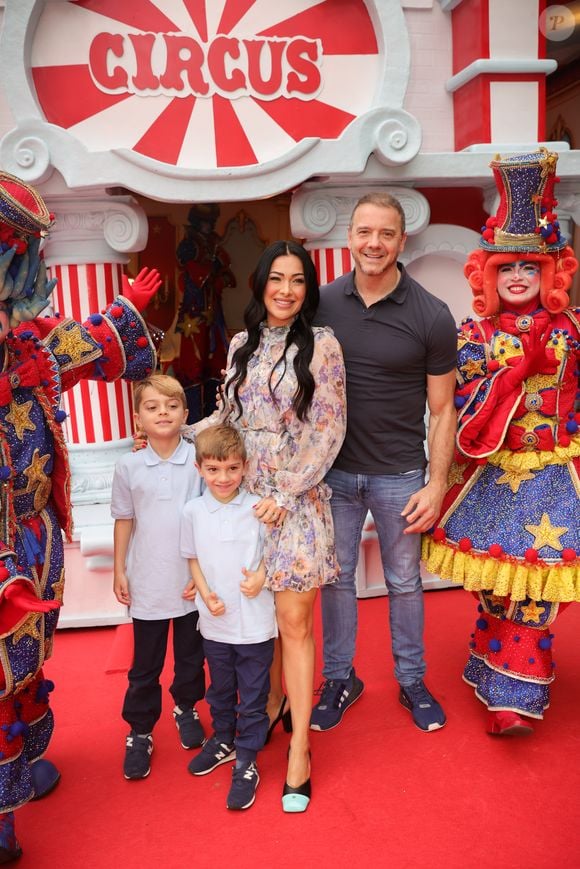 O ex-BBB Rogério com a família no aniversário de 1 ano de Bento, filho de Thiaguinho e Carol Peixinho