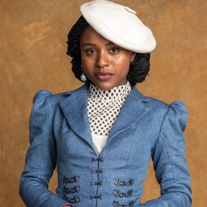 Entre o disfarce e o charme, Lúcia, personagem de Duda Santos, resgata o poder da boina em 'Nobreza do Amor' e mostra como o acessório virou sinônimo de sofisticação na novela