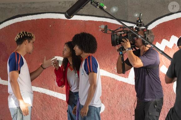 Cauê Campos, Laura Luz e Fabrício Assis nos bastidores de 'Por Você'