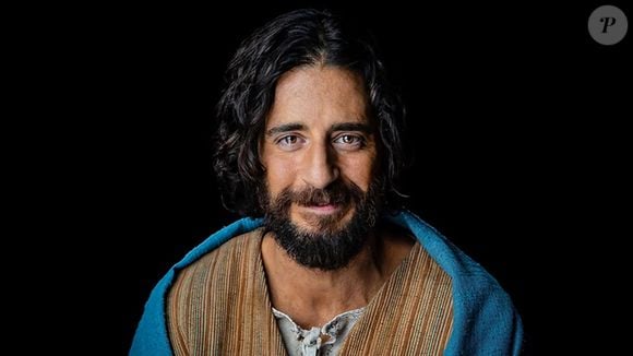 "Sou americano de primeira geração. Minha mãe também é imigrante... o fato de estarmos aqui juntos, louvando o nome de Jesus, merece uma salva de palmas", disse Jonathan Roumie