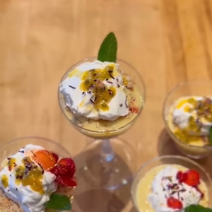 Meghan Markle publicou no vídeo o resultado do doce, finalizado com frutas frescas e folhas de hortelã.