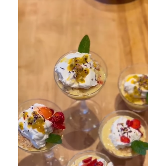 Meghan Markle publicou no vídeo o resultado do doce, finalizado com frutas frescas e folhas de hortelã.