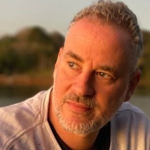 Dan revelou que o desejo de seguir a carreira artística provocou atritos dentro de casa. Filho de um imigrante, ele era visto como alguém destinado a uma profissão considerada mais segura.