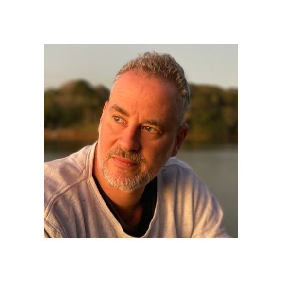 Dan revelou que o desejo de seguir a carreira artística provocou atritos dentro de casa. Filho de um imigrante, ele era visto como alguém destinado a uma profissão considerada mais segura.