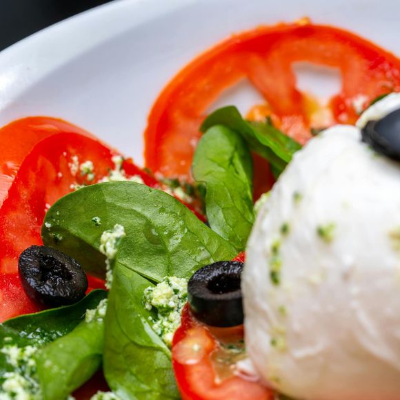 Salada de espinafre com queijo de cabra em crosta de amêndoas vai conquistar até seu convidado mais exigente