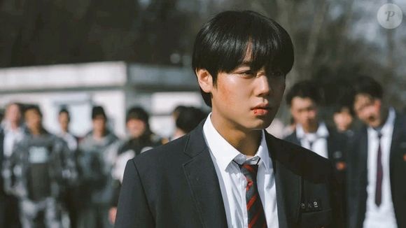 'Classe dos Heróis Fracos 2' é estrelado pelo ator Park Ji-hoon, que interpreta o jovem Yeon Si-eun