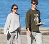 Bruna Marquezine aposta em look confortável de R$ 1.629 para passeio com Shawn Mendes no Rio