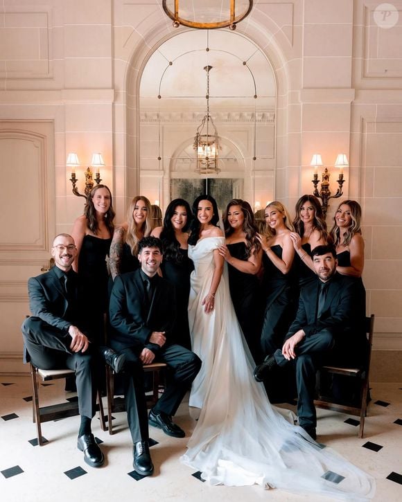 Demi Lovato apostou em vestidos pretos para suas madrinhas no casamento com Jutes. O modelo escolhido era vendido por US$ 119 nos Estados Unidos