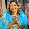Carnaval 2026: com vestido prateado e plumas azuis, Janja entra na avenida pela Acadêmicos de Niterói sem Lula após decisão polêmica