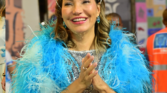Carnaval 2026: com vestido prateado e plumas azuis, Janja entra na avenida pela Acadêmicos de Niterói sem Lula após decisão polêmica