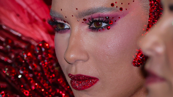 ‘Andando toda envergada': costeiro de 12 kg de Virgínia Fonseca em estreia na Grande Rio divide opiniões; web aponta influencer ‘extremamente agoniada’