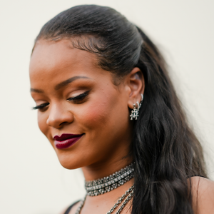 2. Rihanna (2011) - Rihanna vetou qualquer objeto amarelo em seu camarim e ainda exigiu oito garrafas de vodca importada, pizzas, coxinhas de frango e um espelho de maquiagem especial. Detalhista até no ambiente visual, a cantora deixou claro que não abre mão do seu estilo mesmo nos bastidores.