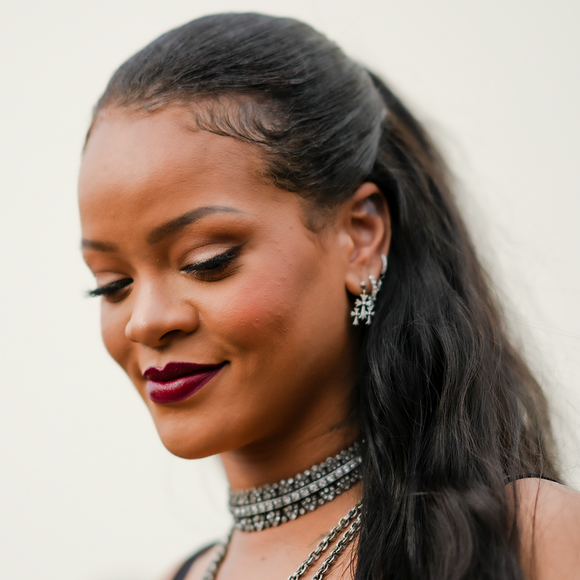 2. Rihanna (2011) - Rihanna vetou qualquer objeto amarelo em seu camarim e ainda exigiu oito garrafas de vodca importada, pizzas, coxinhas de frango e um espelho de maquiagem especial. Detalhista até no ambiente visual, a cantora deixou claro que não abre mão do seu estilo mesmo nos bastidores.