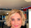 Heloísa Périssé, de 60 anos, é uma inspiração para mulheres maduras que desejam valorizar os cabelos cacheados com um corte curto cheio de movimento e personalidade