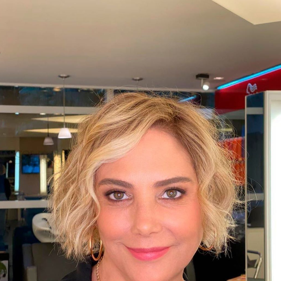 Heloísa Périssé, de 60 anos, é uma inspiração para mulheres maduras que desejam valorizar os cabelos cacheados com um corte curto cheio de movimento e personalidade
