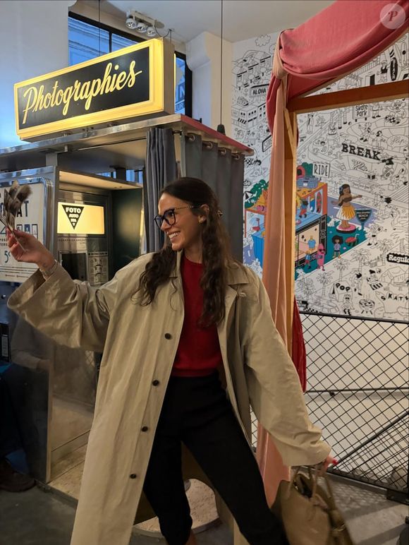 Bruna Marquezine usa look confortável com casaco oversized bege, uma tonalidade coringa do Outono, aliando proposta mais básica com calça e blusa colorida para trazer ponto de cor