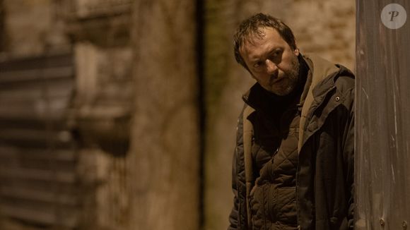 Okan Yalabik retorna às produções turcas em 'Nossa Cidade', reforçando o peso dramático do suspense original Kasaba