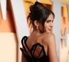 Vestido preto usado por Bruna Marquezine em festa pós-Oscar 2025 tinha recortes ousados no busto e nas costas.