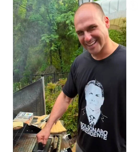 A mansão de Eduardo Bolsonaro foi anunciada por cerca de R$ 30 mil mensais, segundo o The Intercept Brasil. O imóvel, localizado em Southlake, no Texas, foi listado pela imobiliária Sotheby's por 5.950 dólares por mês até fevereiro de 2026. Outra plataforma imobiliária informou que a casa foi alugada em 4 de fevereiro daquele ano. Já o Jornal Extra aponta um aluguel aproximado de R$ 35 mil mensais