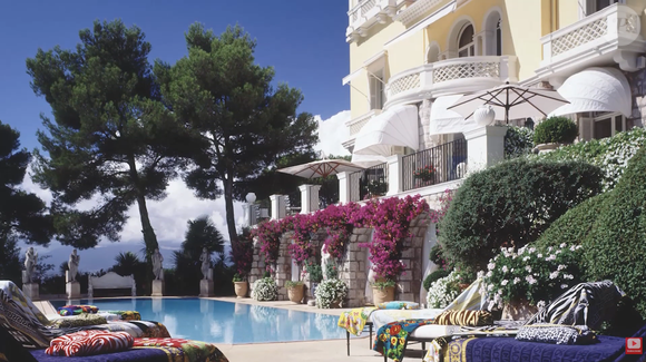 De acordo com o veículo britânico OK!, a propriedade de Elton John em Nice ficou conhecida como "palácio amarelo" após o cantor escolher uma fachada em um alegre tom de amarelo