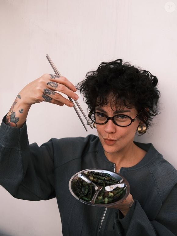 A chef Irina Cordeiro, participante do 'MasterChef Profissionais 2026', ensinou em suas redes sociais uma receita de quiabo tostado