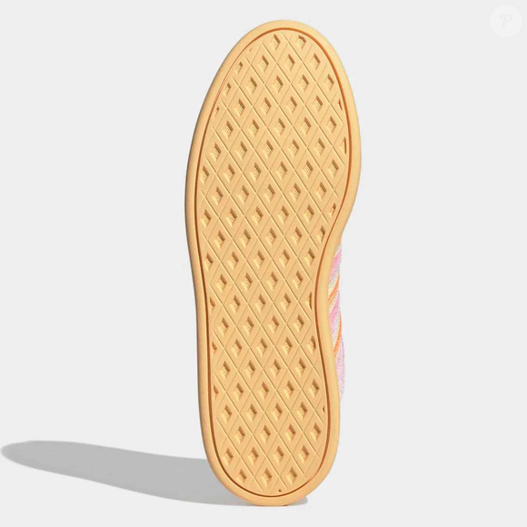 O Adidas Breaknet Sleek aposta em uma sola de borracha clássica que garante estabilidade, conforto e versatilidade para acompanhar desde caminhadas casuais até produções estilosas com jeans largo